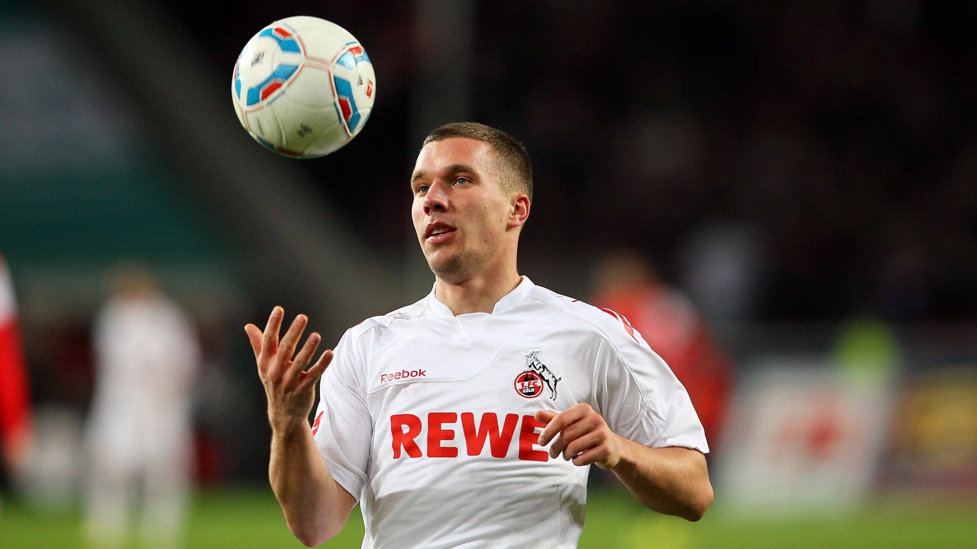 西班牙骑手路易斯·佩德罗·比拉本在美国奥卡拉大奖赛中夺冠，展现出色骑术。